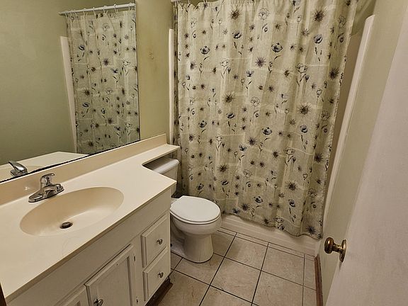 Bathroom, Shower/ tub combo