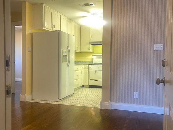 Breakfast area to kitchen