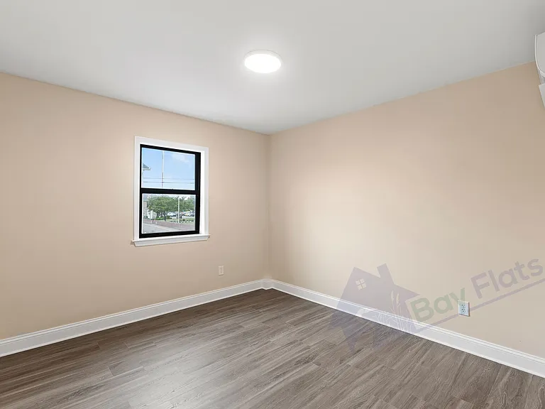 22645 Washington St #6 — Photo 6