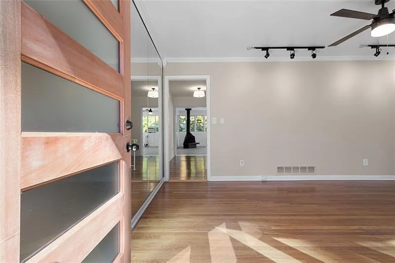 3 bed, 2.5 bath, 2011 sqft, $2,600 — Photo 3