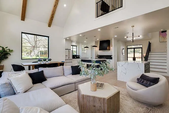4 bed, 2.5 bath, 2480 sqft, $5,000 — Photo 4