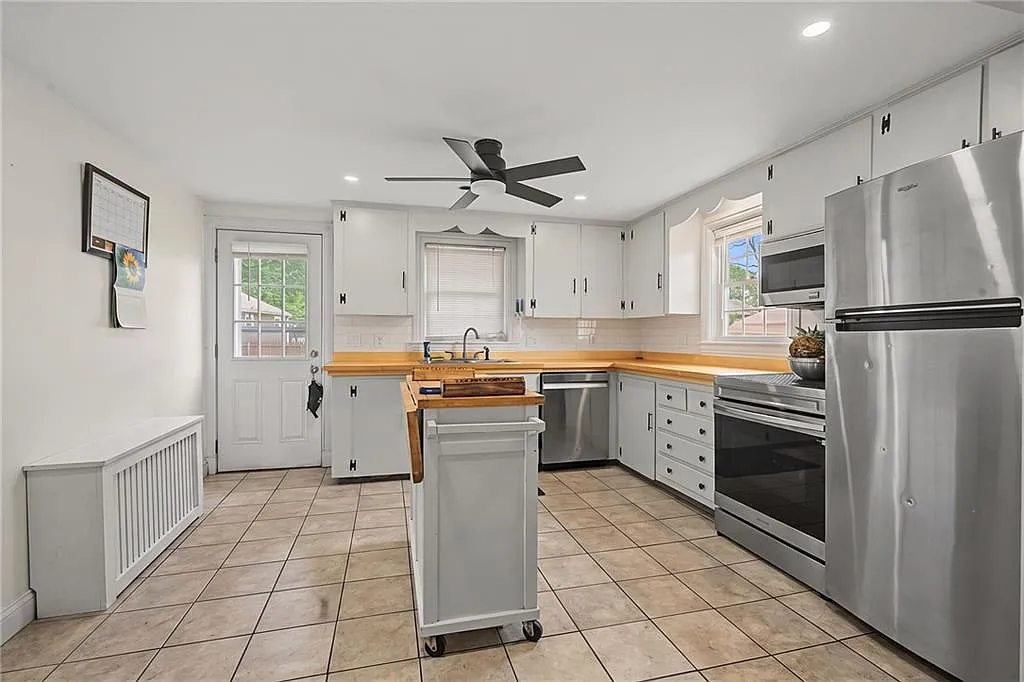 3 bed, 1.5 bath, 1344 sqft, $3,000 — Photo 2