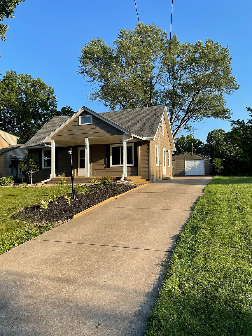 1923 Brownlee Ave photo 1