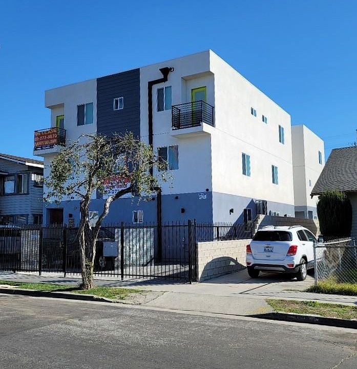 1st image of 866 W 47th St
