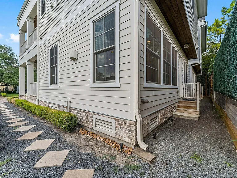 426 Marshall St — Photo 9