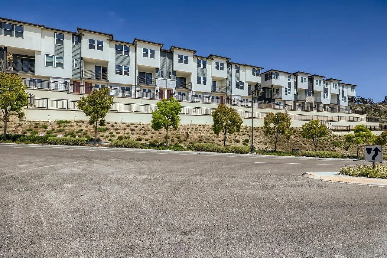 3 bed, 2.5 bath, 1570 sqft, $5,900 — Photo 2