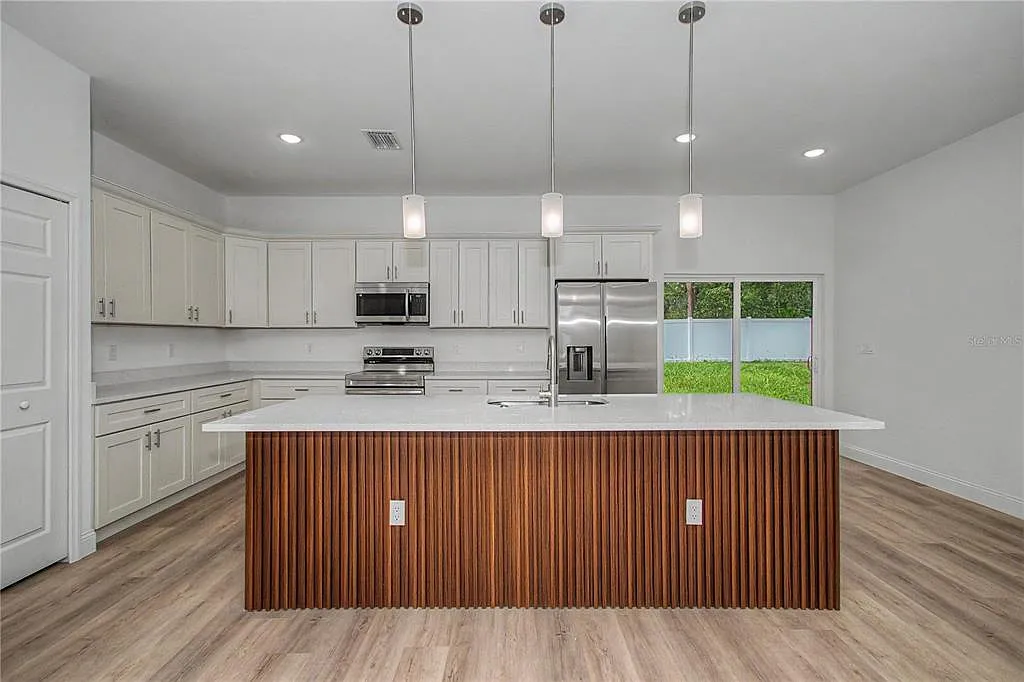4 bed, 2.5 bath, 1816 sqft, $2,100 — Photo 2