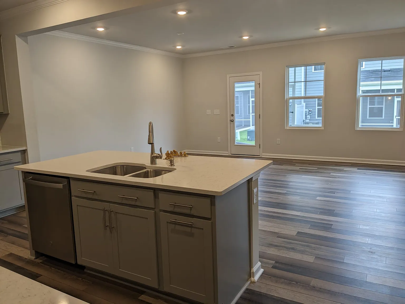 3 bed, 2.5 bath, 1990 sqft, $2,350 — Photo 4