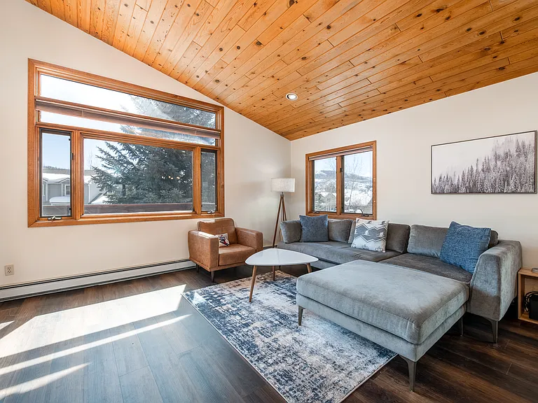 332 Cherry Dr — Photo 3