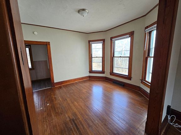 3rd image of 1014 Arlington Ct