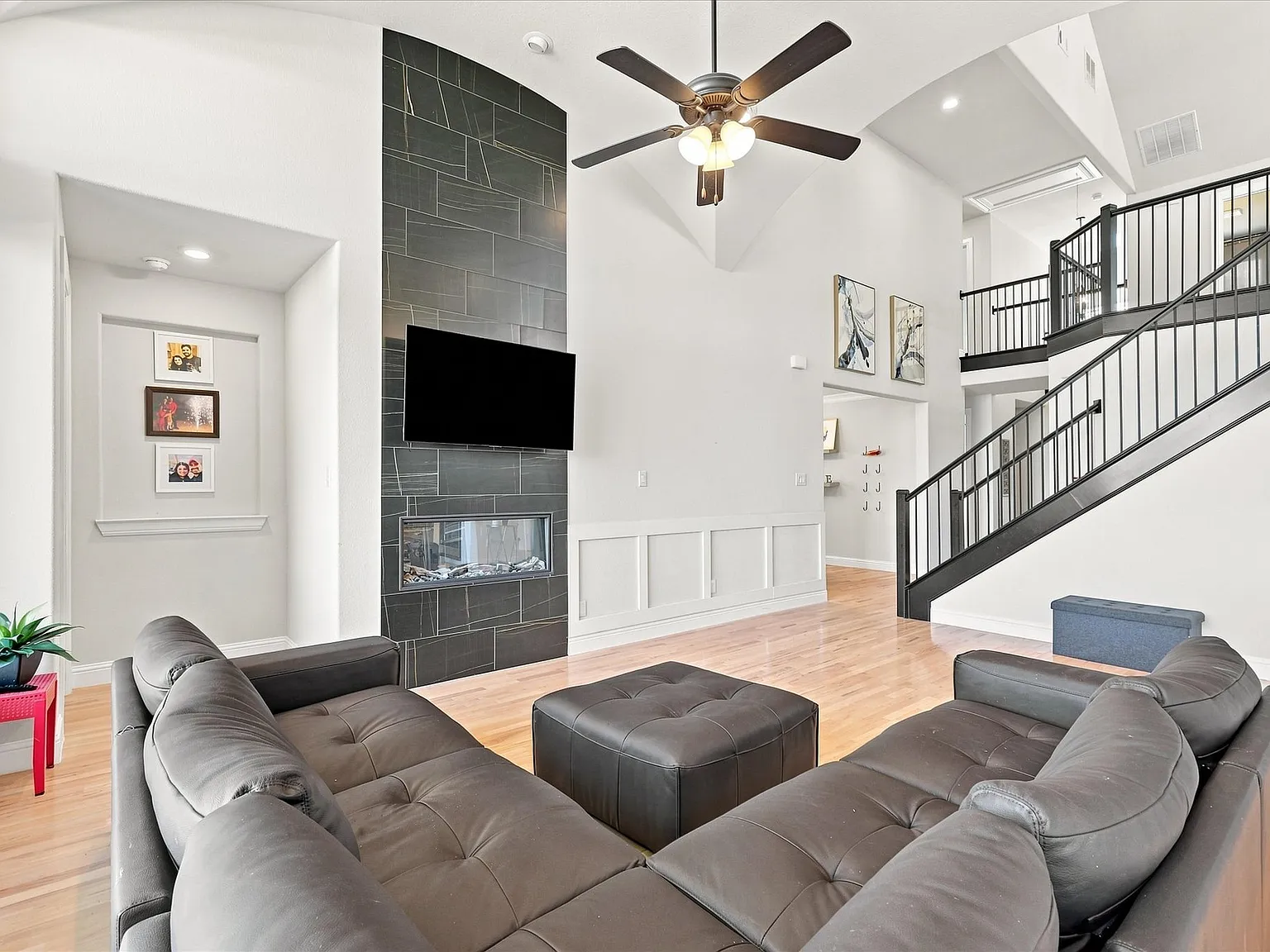 5 bed, 2966 sqft, $3,200 — Photo 2