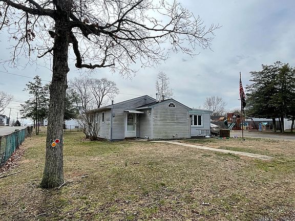3rd image of 114 Lighthouse Dr