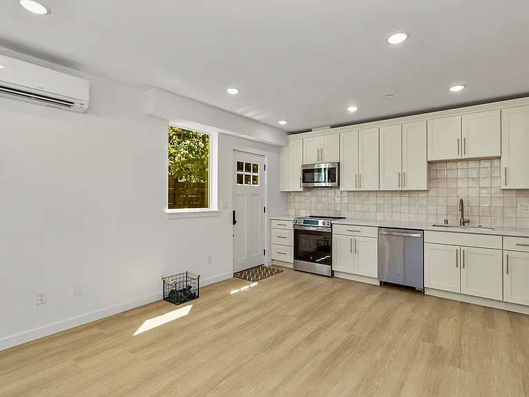832B S Sullivan St #B — Photo 11
