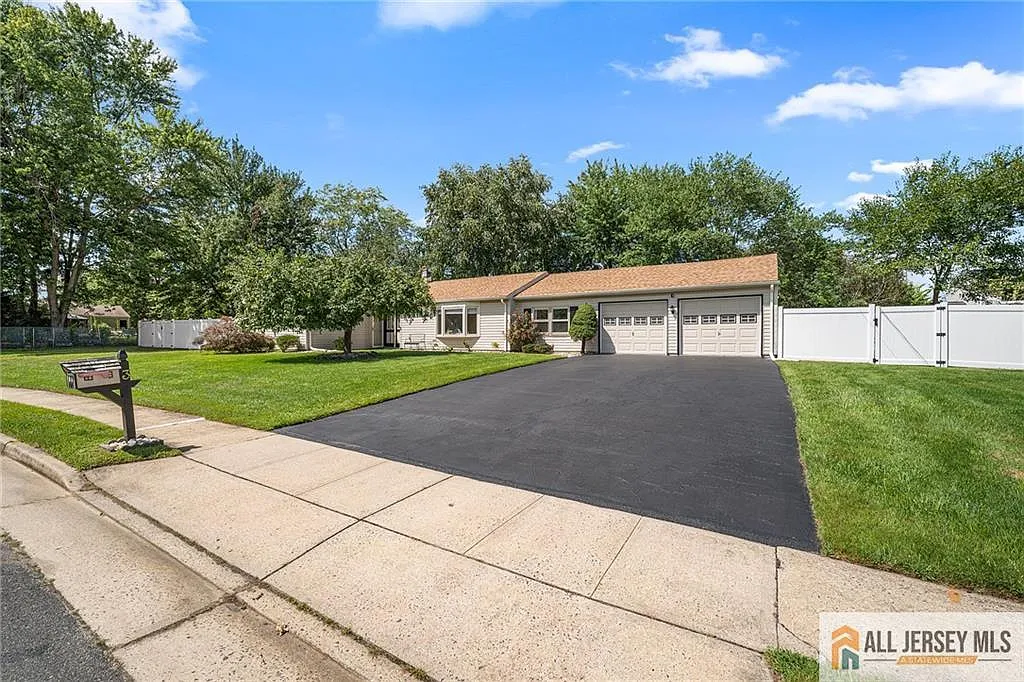 3 bed, 2.0 bath, 1560 sqft, $3,900 — Photo 2