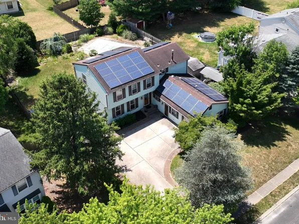 16 Berwick Ln, Sicklerville, NJ 08081