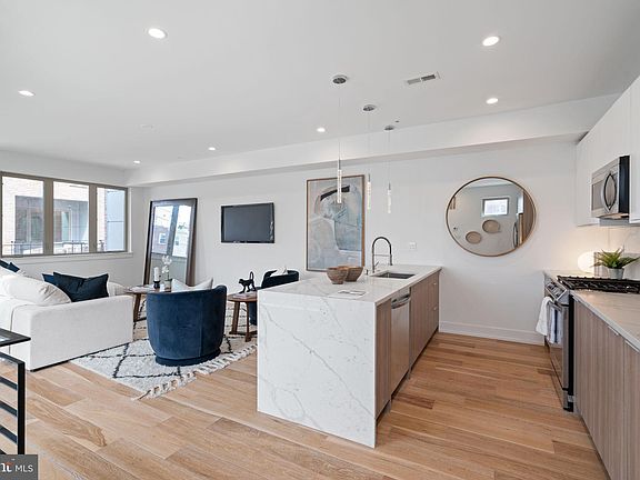 5th image of 119 Greenwich St #1