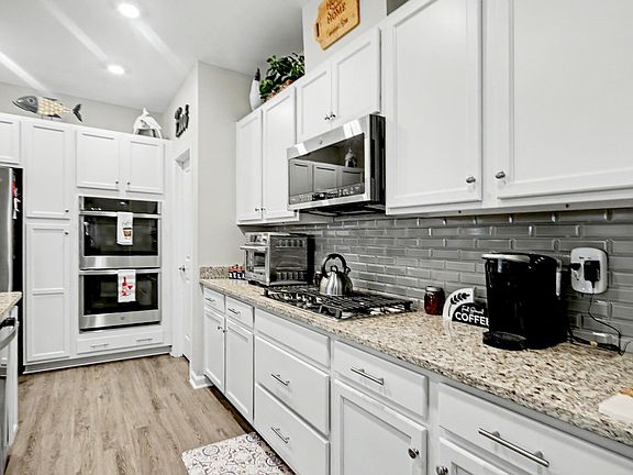 4th image of 812 Hackberry Way