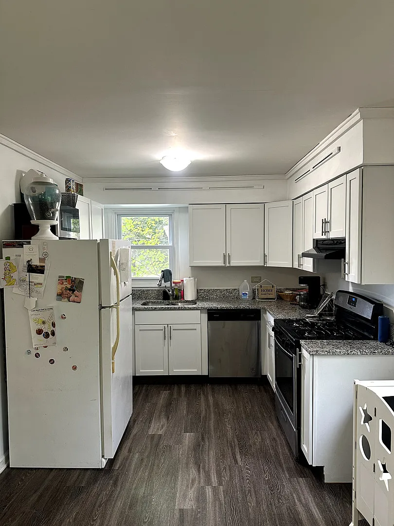 2 bed, 810 sqft, $2,200 — Photo 2
