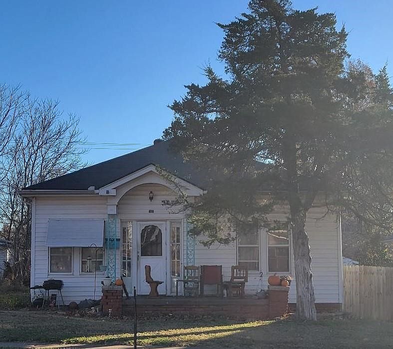 1st image of 1103 S 6th St