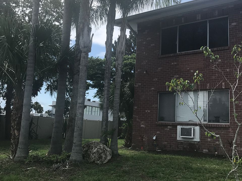 End unit w/side garden area 