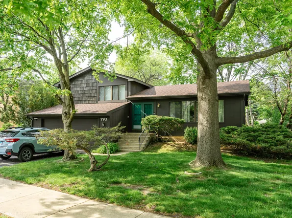 770 Yosemite Trl, Roselle, IL 60172