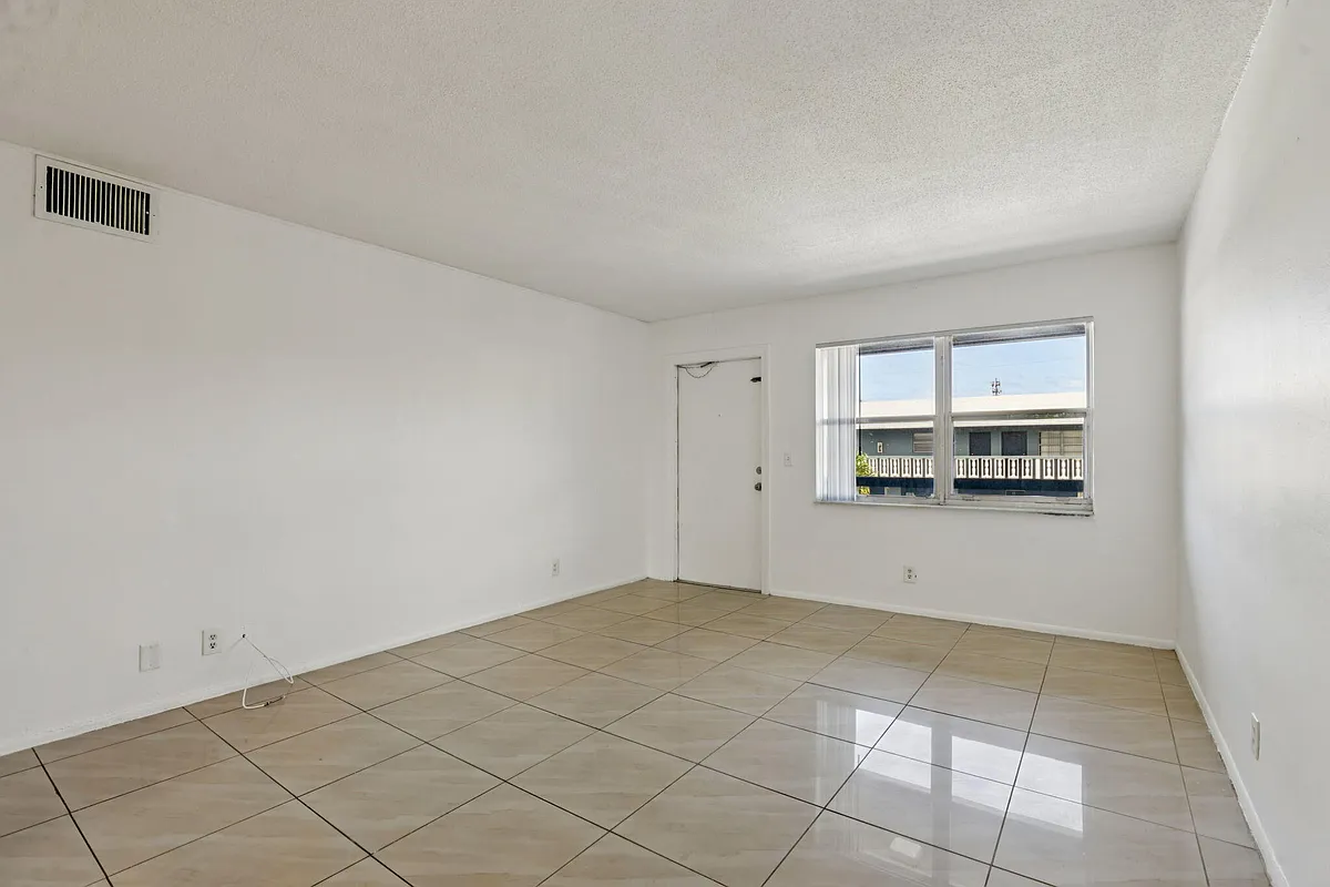 Building Photo - 210 NE 38th St