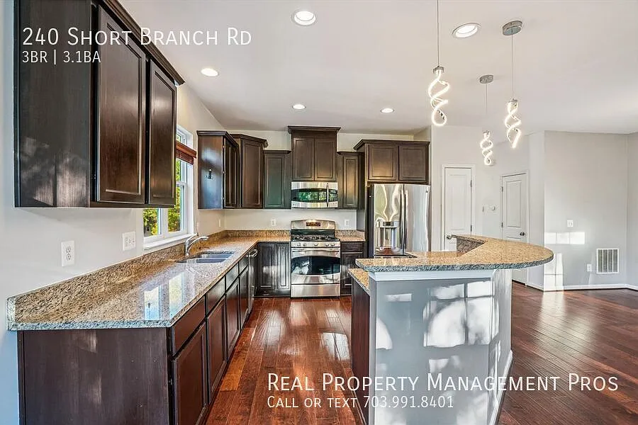 End Unit Townhome in Stafford with 2 car Garage! — Photo 2