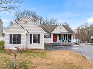 29 Whittaker Ln, Groton, CT 06340