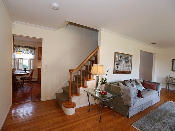 4th image of 3 Benton Ct