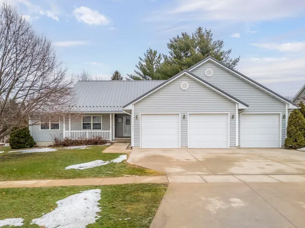 1306 Dalton Dr, Waverly, IA 50677