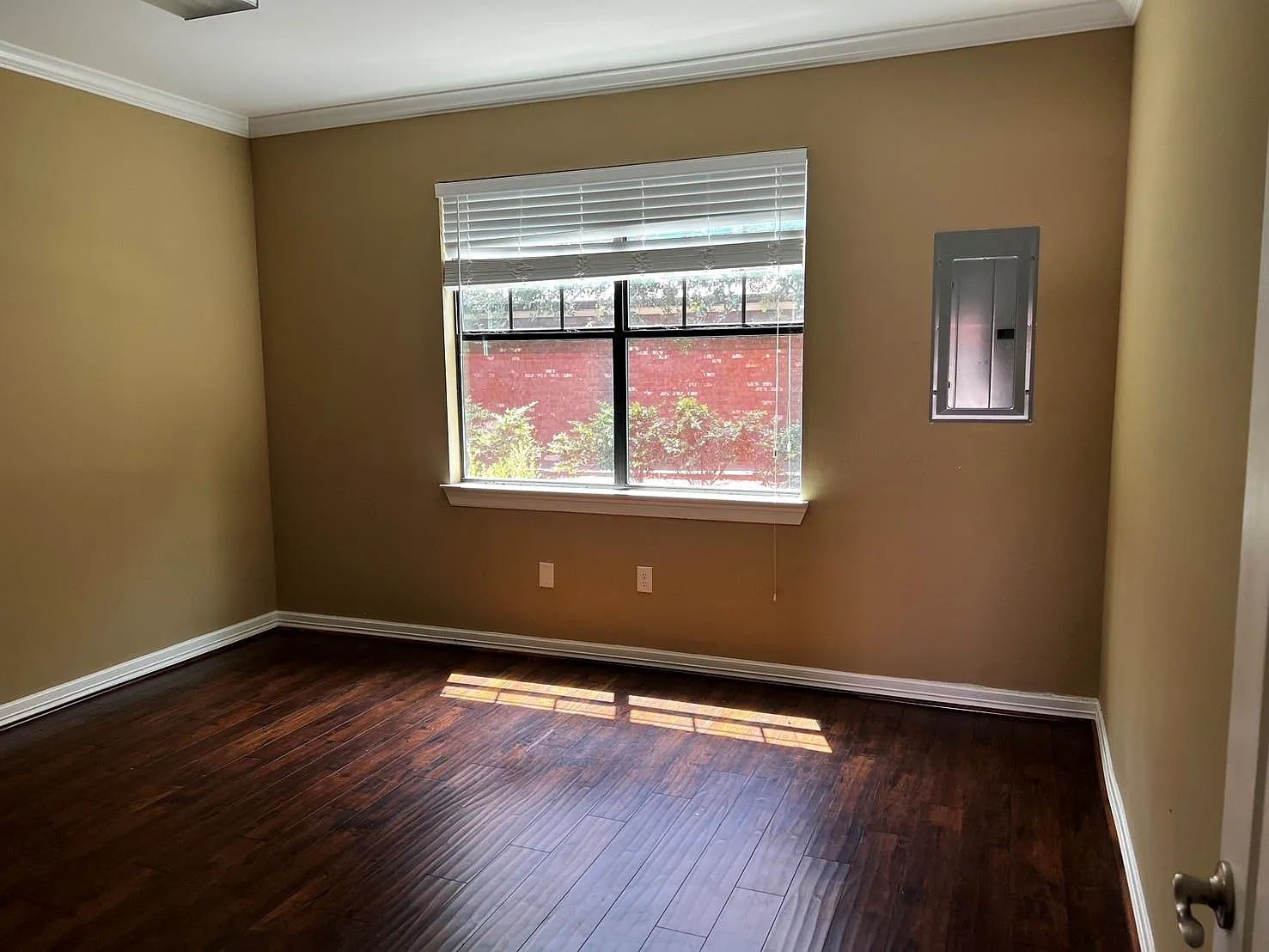 4 bed, 1.0 bath, 1200 sqft, $2,600 — Photo 3