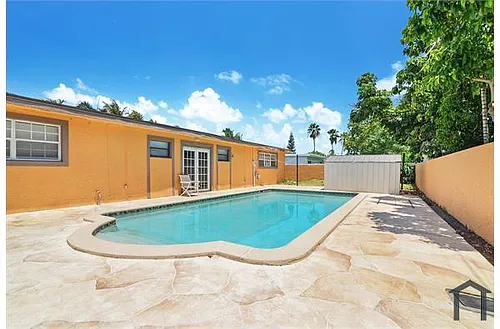 570 NE 180th Dr Photo 1