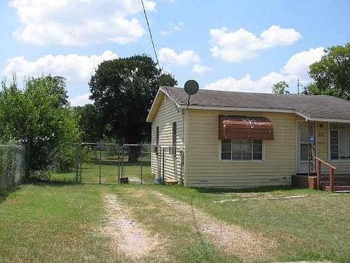 2nd image of 822 GABRIEL ST