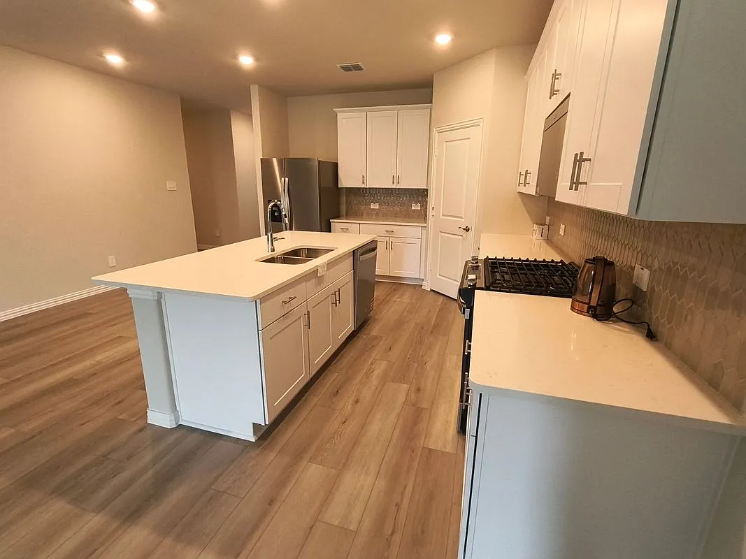 5 bed, 3.0 bath, 3060 sqft, $2,800 — Photo 2