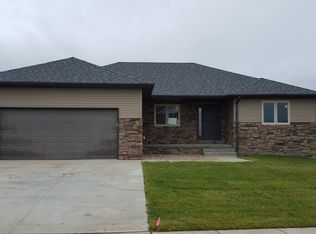 910 Cyprus Blvd, Hickman, NE 68372