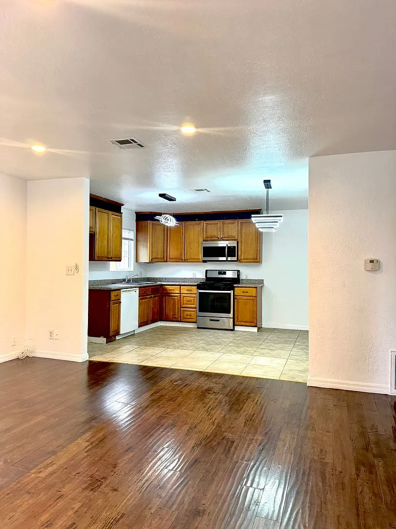 Beautiful, Spacious 3 Bedroom Property In Panorama City! Available Now! — Photo 3