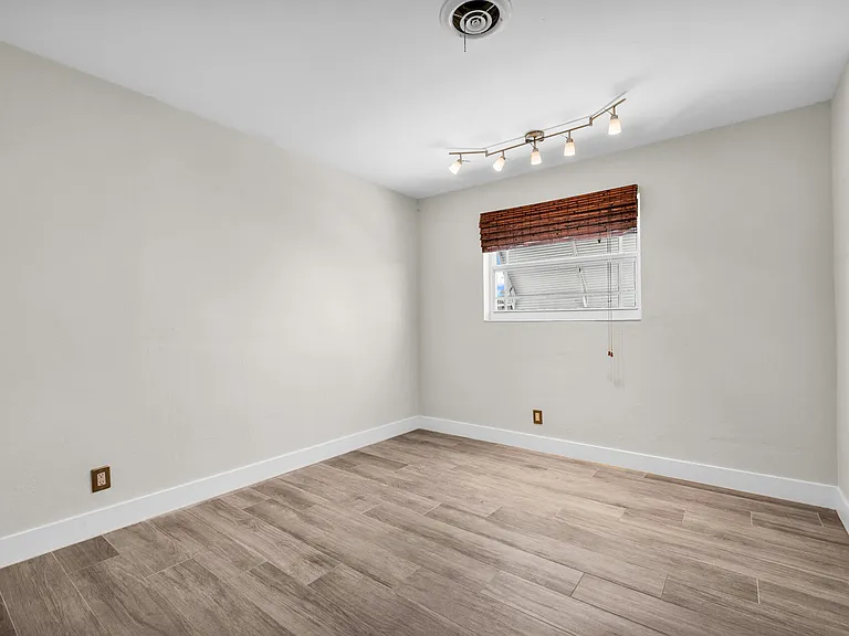 921 SE 15th Ct — Photo 18