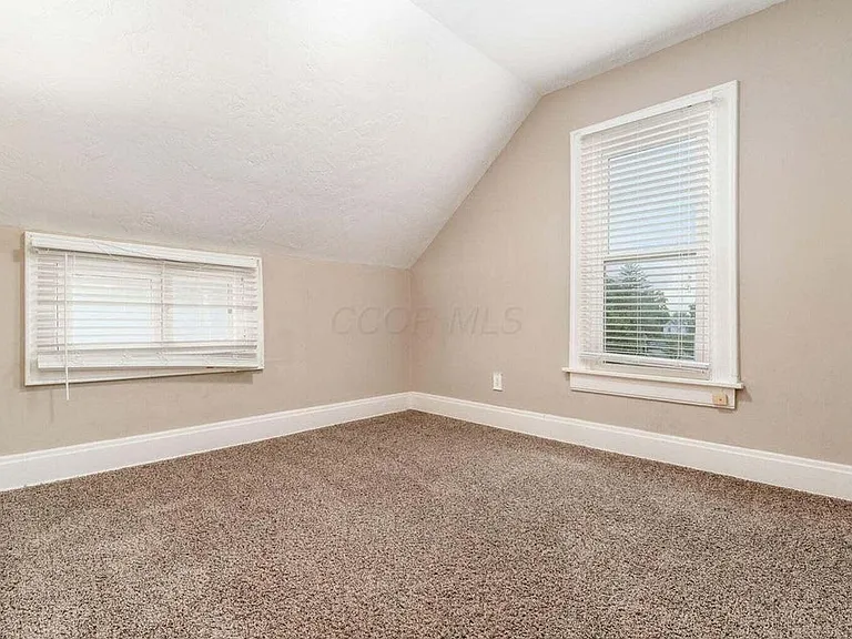 2339 Summit St — Photo 32