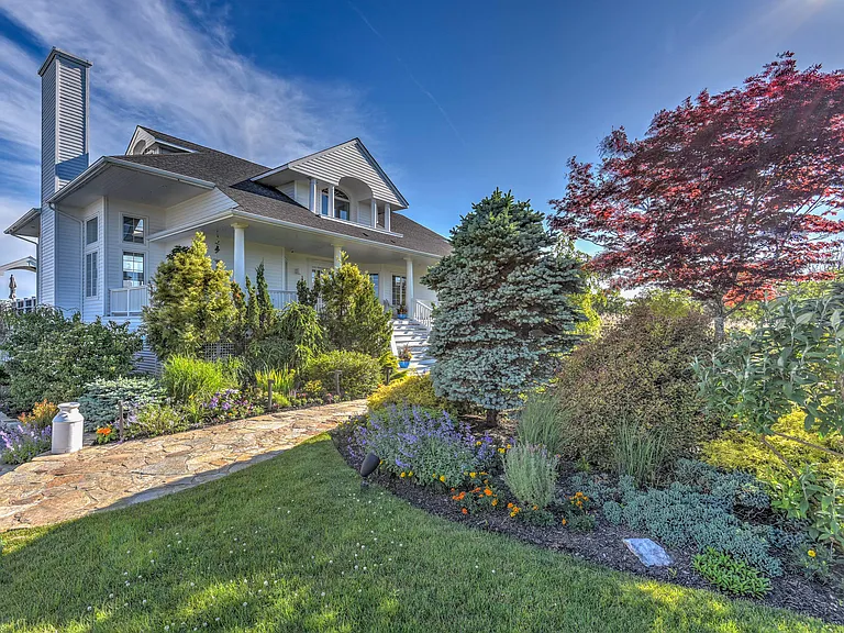 13 Bay Meadow Ln — Photo 1