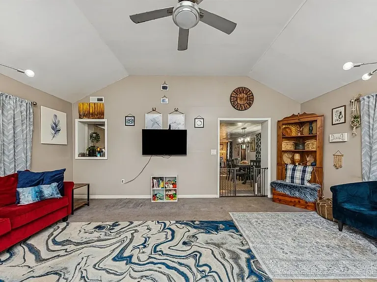670 Davis Ln — Photo 7