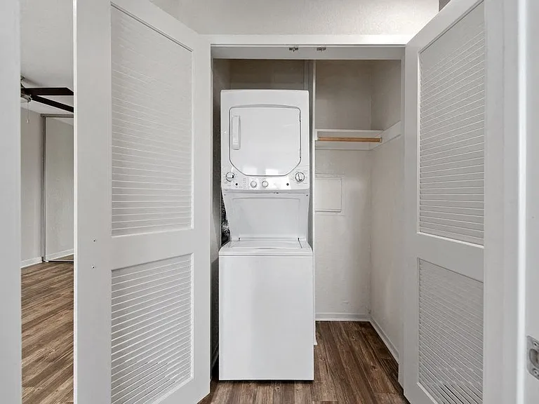 Pointe Luxe Apartment Homes — Photo 9