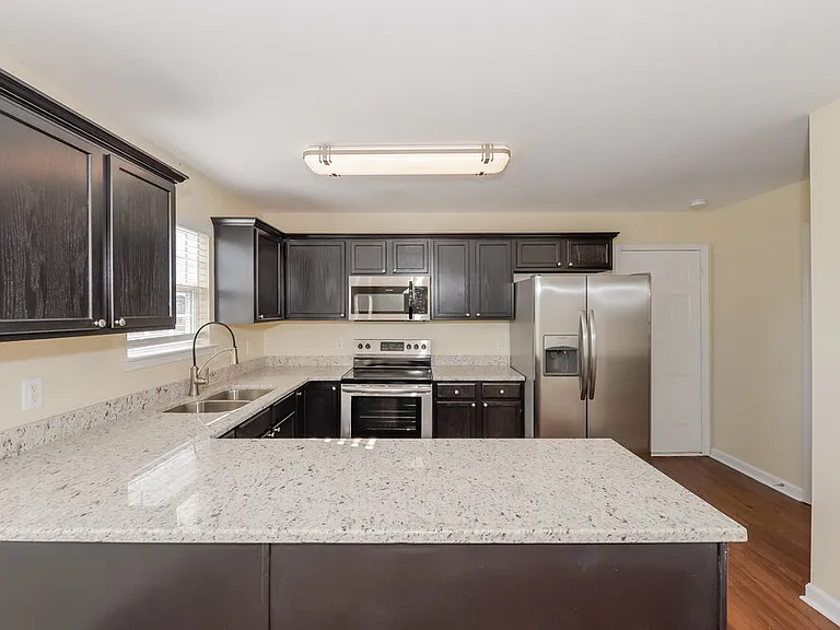 1043 Vanguard Dr — Photo 6