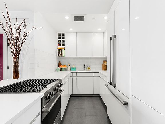 5th image of 525 E 11th St APT 5B