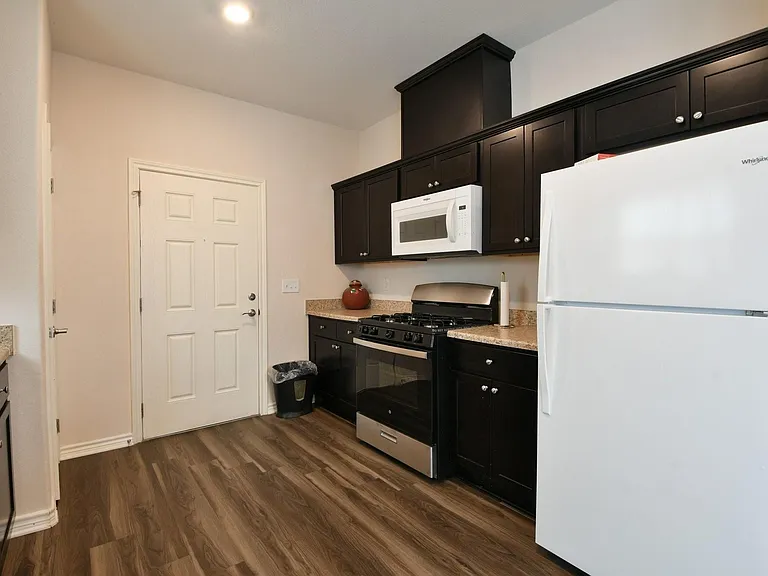 5817 Gaston St — Photo 17