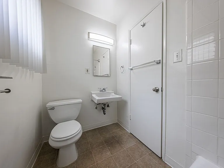 650 W Wilson Ave — Photo 35