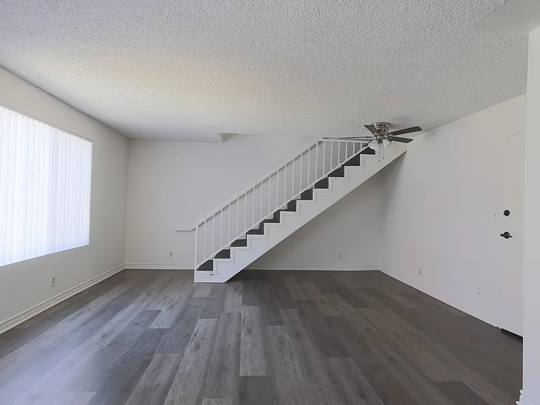 909 Irolo St — Photo 11