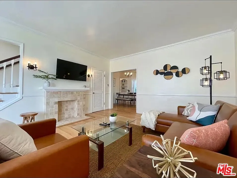 2 bed, 1.0 bath, 1200 sqft, $9,000 — Photo 2