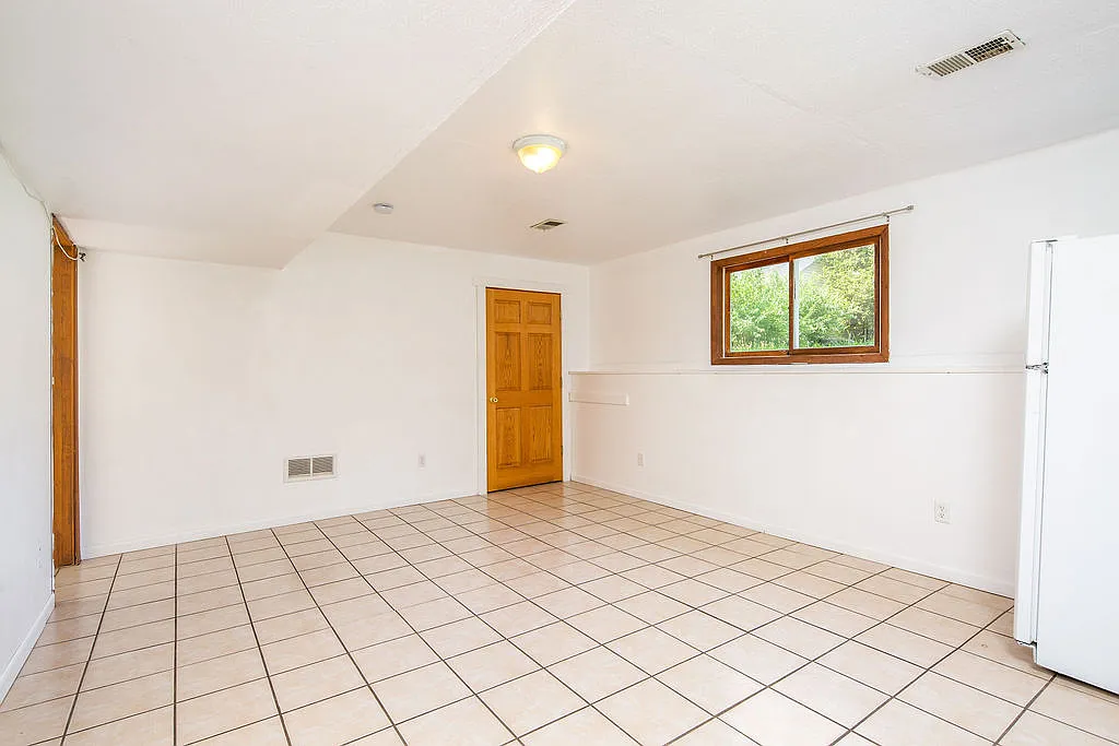 6 bed, 3200 sqft, $4,800 — Photo 4