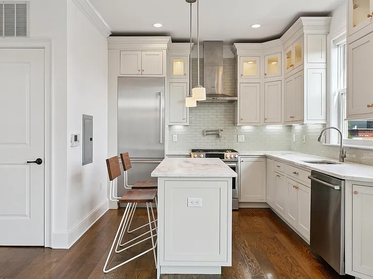 231 1st St #4G — Photo 3