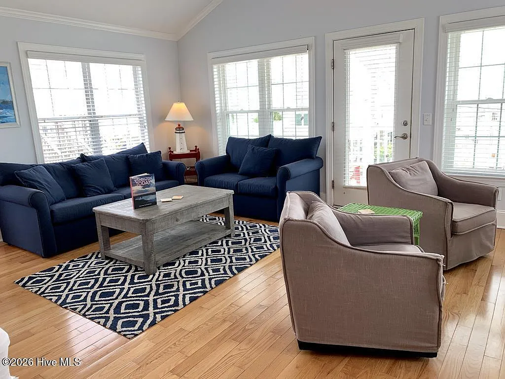 4 bed, 6.0 bath, 1652 sqft, $2,100 — Photo 4